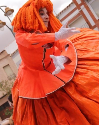 Bailarina con vestido naranja en espectáculo cultural