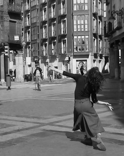 Espectáculo callejero con mujer bailando