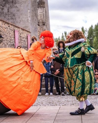 Persona practicando acrobacia aérea en parque de atracciones